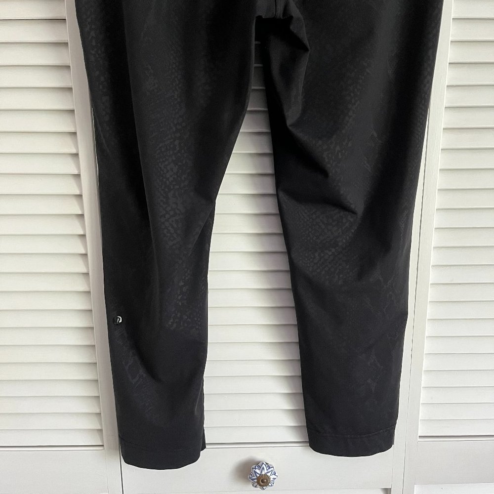 Lululemon Jet Crop *Full-On Luon Desert Snake Deep Coal Black fit size 10 rare - Picture 7 of 9